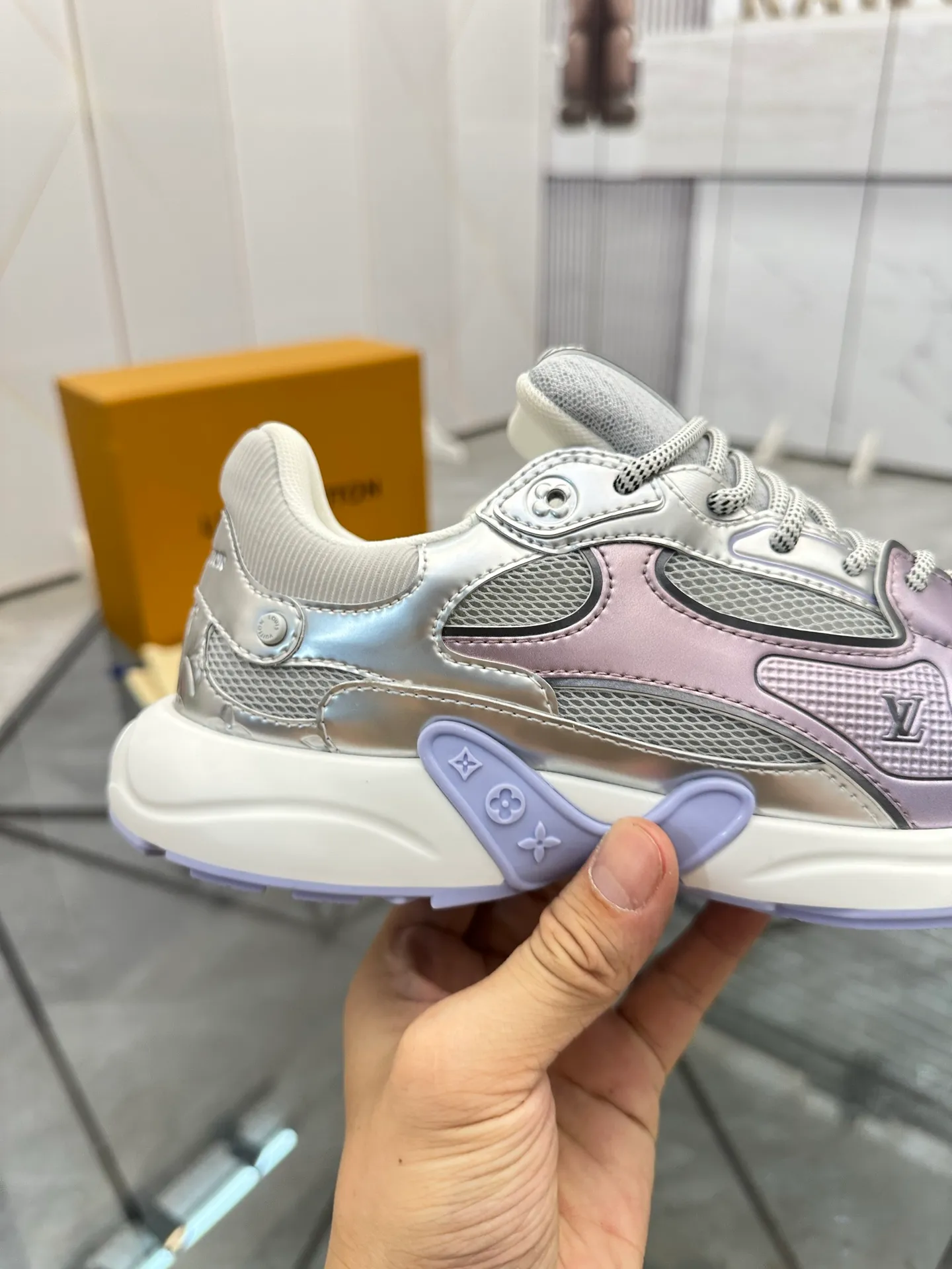Men's shoes: 💰P660¥ Top quality Product trademark: LV* "Louis Vuitton*" low-top casual shoes Regular size: 35-44 (can be customized to 45.46) Couple style Product materials: Upper imported cowhide stitching original material, breathable lining, original outsole. Number: H218